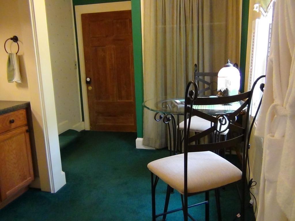 Buffalo Tavern Bed And Breakfast 웨스트 제퍼슨 객실 사진