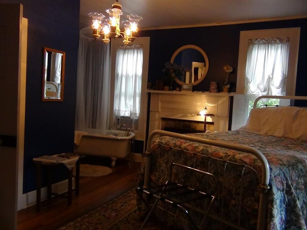 Buffalo Tavern Bed And Breakfast 웨스트 제퍼슨 객실 사진